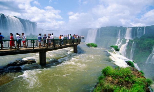 CATARATAS DEL IGUAZO & TOUR DE COMPRAS - FERIADOS 2025